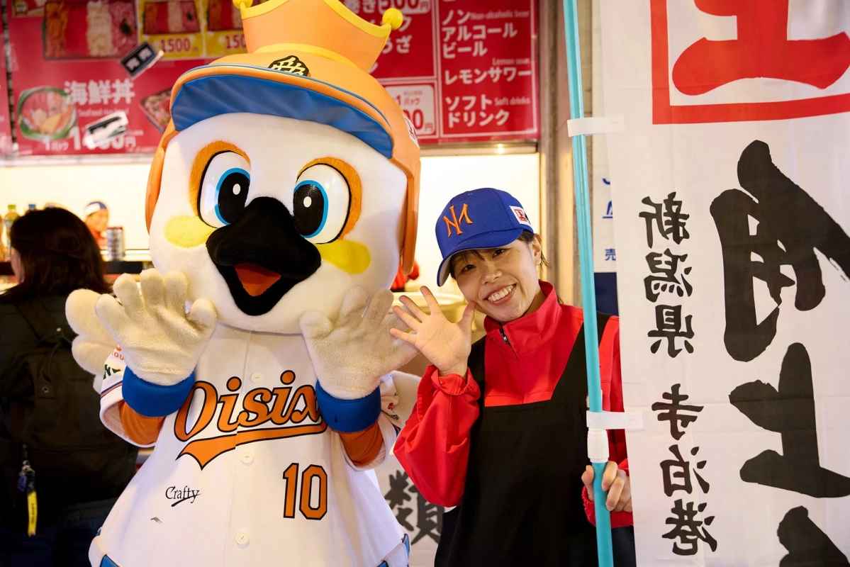 マスコットと女性の笑顔